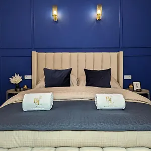 Bella Luna Luxury - Chic In Historic Square Apartament